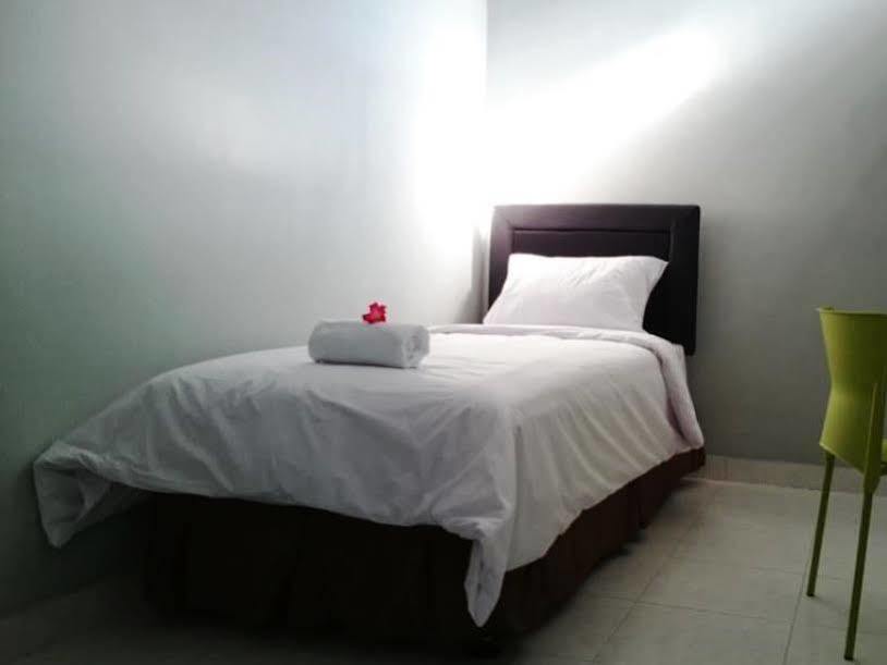 Reddoorz Plus @ Hotel Star 88 Tugu Exterior photo
